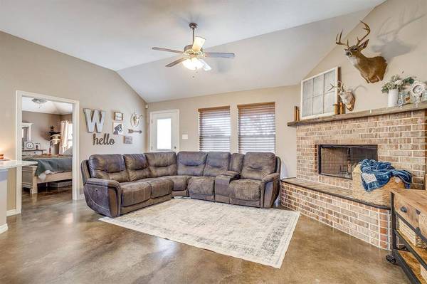 608 Brandt Street, Grandview, TX 76050