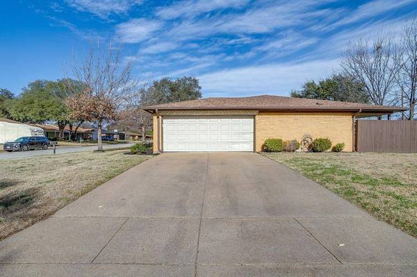 500 Berkshire Court, Burleson, TX 76028