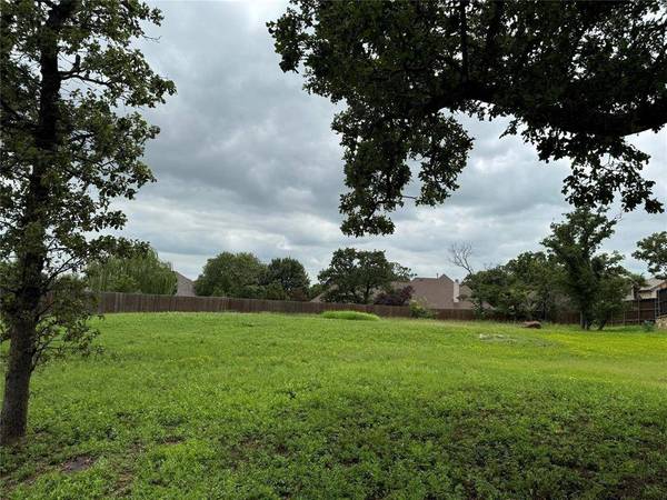 905 Crown Court, Burleson, TX 76028