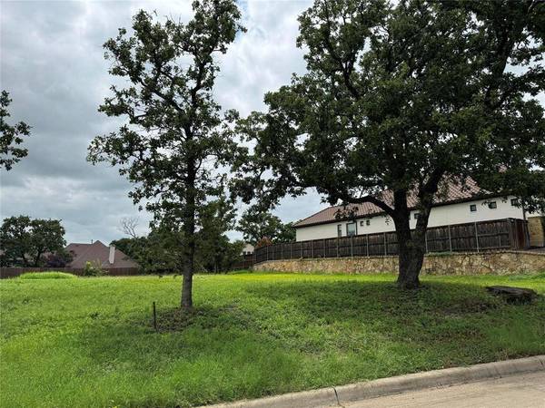 905 Crown Court, Burleson, TX 76028