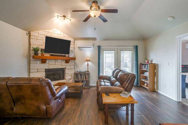 1215 Davis Street, Cleburne, TX 76033