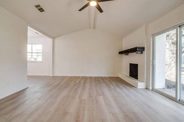 714 San Carlos Drive, Grand Prairie, TX 75051
