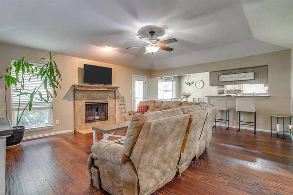 512 Parkridge Boulevard, Burleson, TX 76028