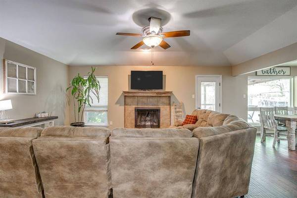 512 Parkridge Boulevard, Burleson, TX 76028