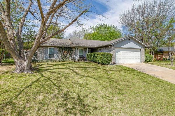 512 Parkridge Boulevard, Burleson, TX 76028