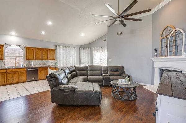 1209 Spanish Moss Drive, Burleson, TX 76028