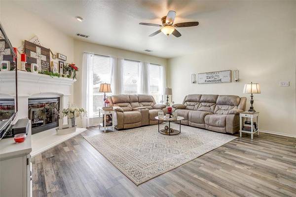 909 Hunter Lane, Burleson, TX 76028
