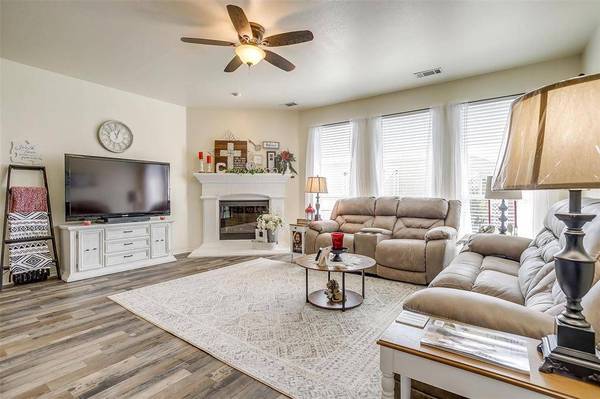 909 Hunter Lane, Burleson, TX 76028