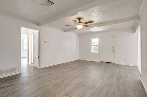 113 Quail Creek Drive, Crowley, TX 76036