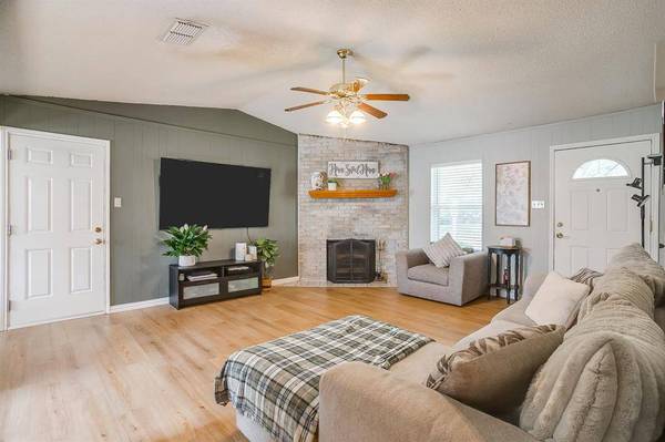 517 Post Oak Lane, Burleson, TX 76028