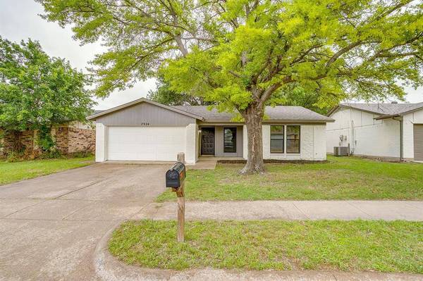 7924 Lazy Brook Drive, Watauga, TX 76148