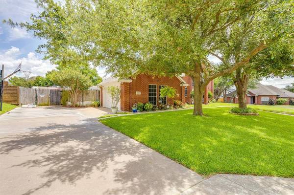 435 Arbor Lawn Drive, Burleson, TX 76028