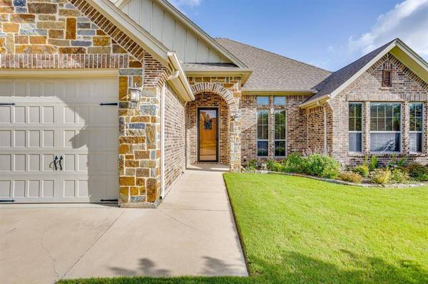 2946 Masters Court N, Burleson, TX 76028