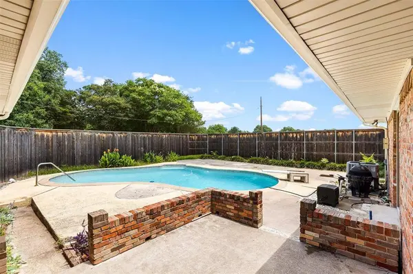 4945 Chilton Drive, Dallas, TX 75227