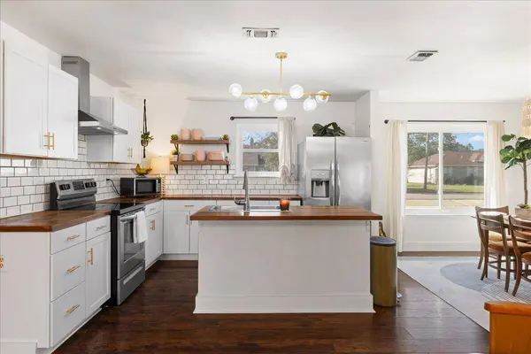 8724 Laredo ST, Navarre, FL 32566