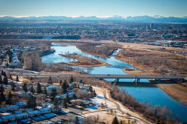 7166 18 ST SE #4, Calgary, AB T2C 1Y9