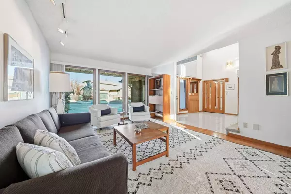 32 Woodgrove CRES SW, Calgary, AB T2W 3Z1