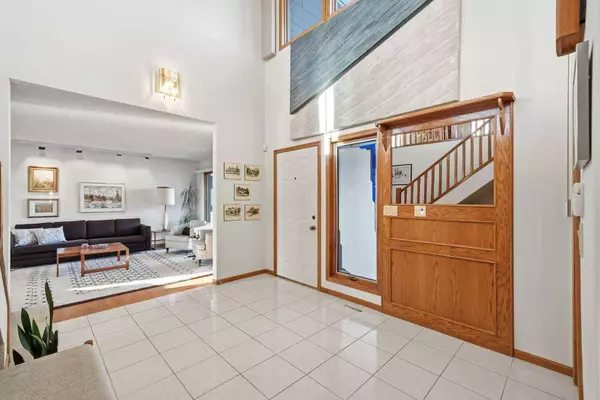 32 Woodgrove CRES SW, Calgary, AB T2W 3Z1