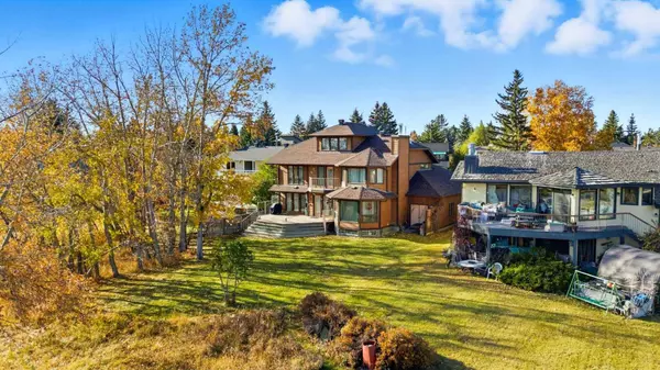 32 Woodgrove CRES SW, Calgary, AB T2W 3Z1