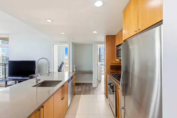 1118 12 AVE SW #1902, Calgary, AB T2R 0P4
