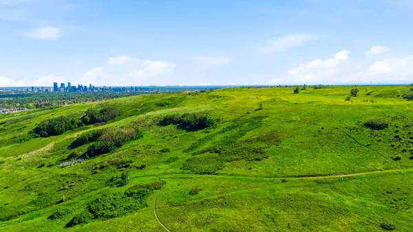 1251 Hunterquay HL NW, Calgary, AB T2K 4T3