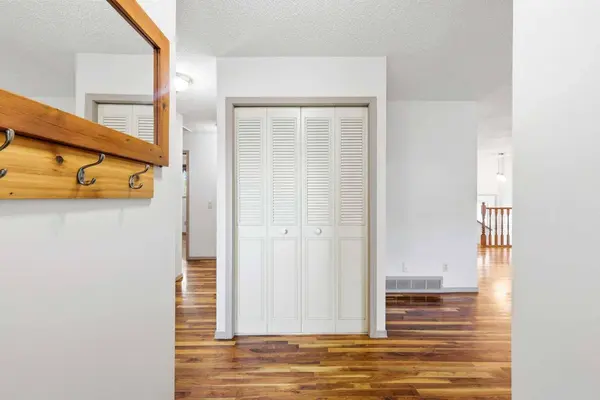 1251 Hunterquay HL NW, Calgary, AB T2K 4T3