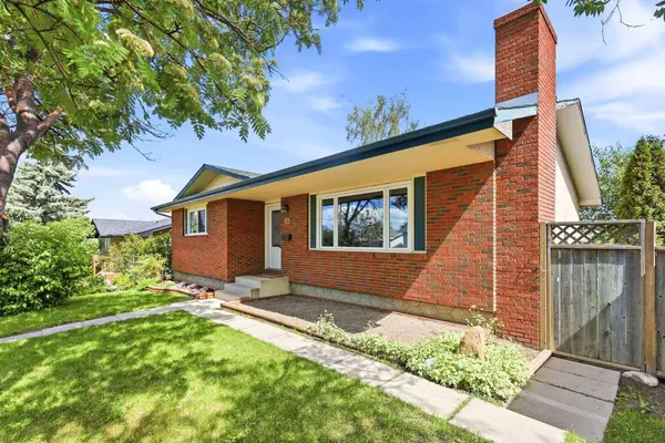 1251 Hunterquay HL NW, Calgary, AB T2K 4T3
