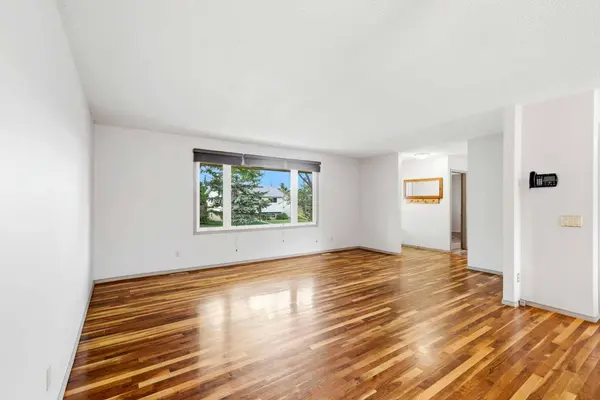 1251 Hunterquay HL NW, Calgary, AB T2K 4T3