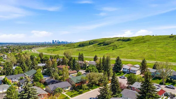 1251 Hunterquay HL NW, Calgary, AB T2K 4T3