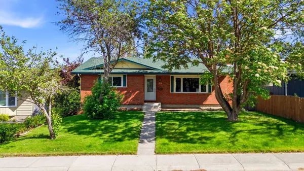 1251 Hunterquay HL NW, Calgary, AB T2K 4T3