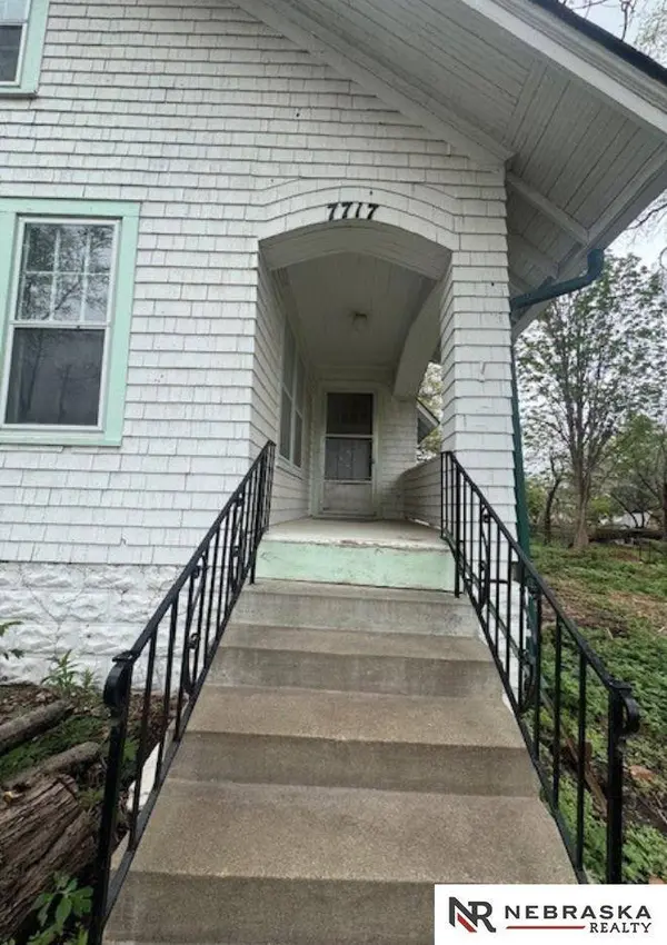 7717 North 39th Street, Omaha, NE 68112