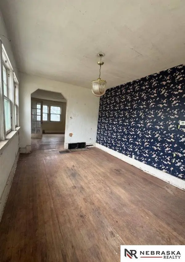 7717 North 39th Street, Omaha, NE 68112