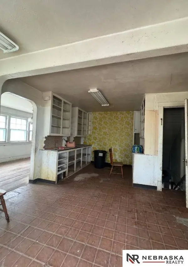 7717 North 39th Street, Omaha, NE 68112