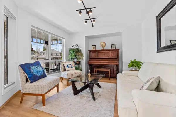 43 Springbank VW SW, Calgary, AB T3H 4J5