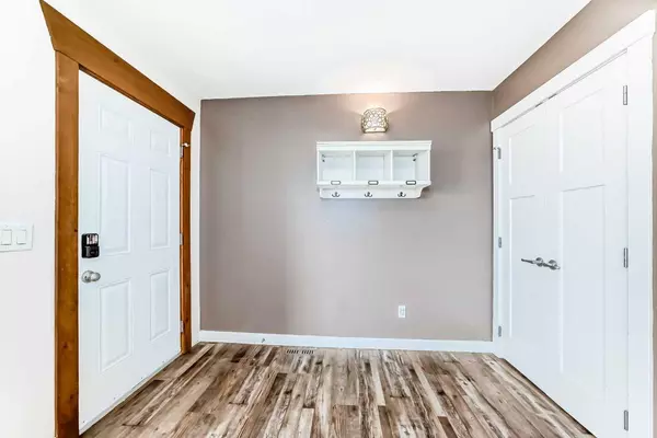 8108 46 AVE NW, Calgary, AB T3B 1Y4