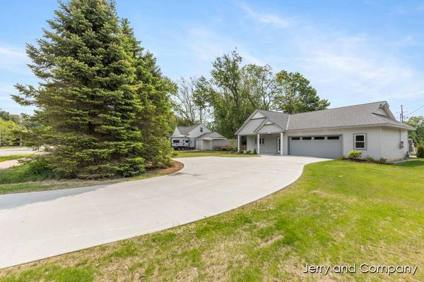 2076 W Lakewood Boulevard, Holland, MI 49424