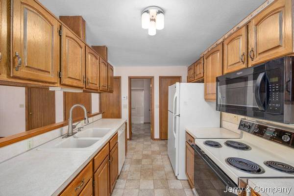 948 Laketown Drive, Holland, MI 49423