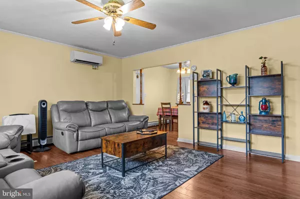 17 MIDDLE RD, Levittown, PA 19056