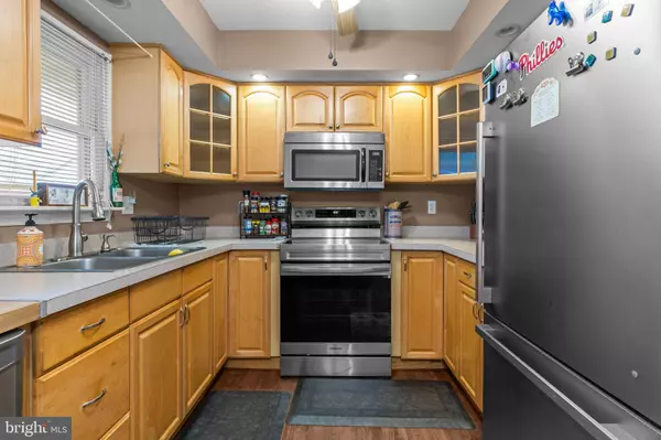 17 MIDDLE RD, Levittown, PA 19056