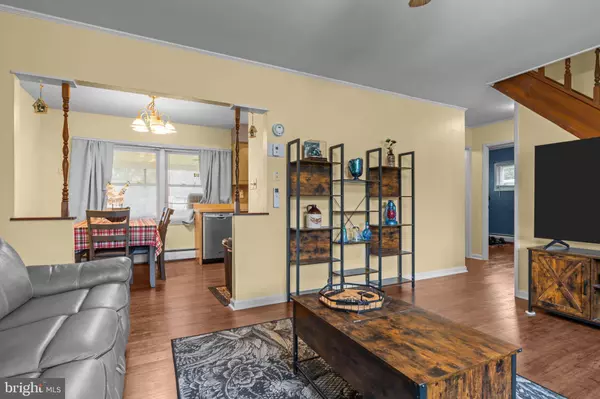 17 MIDDLE RD, Levittown, PA 19056