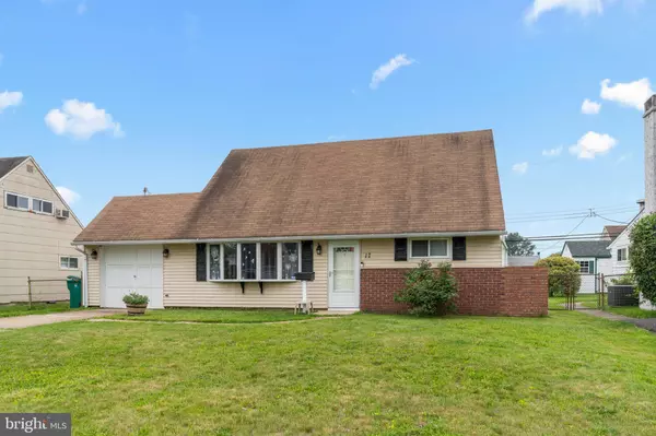 17 MIDDLE RD, Levittown, PA 19056