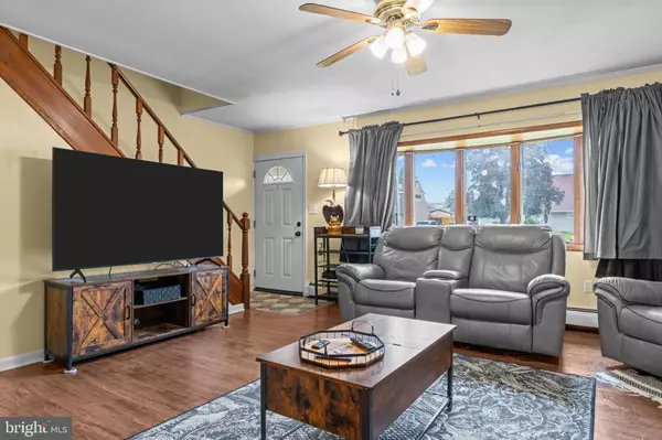 17 MIDDLE RD, Levittown, PA 19056