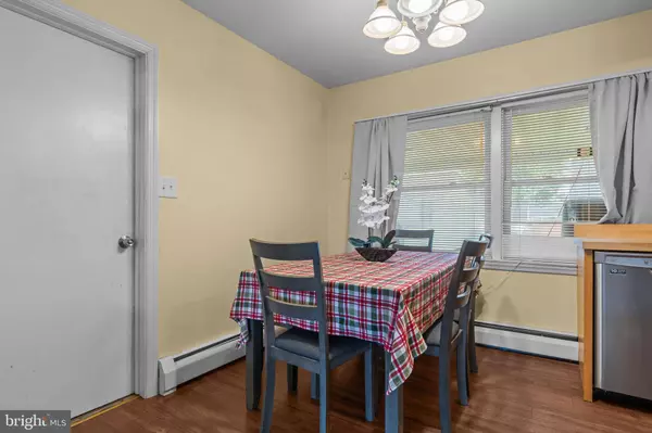 17 MIDDLE RD, Levittown, PA 19056