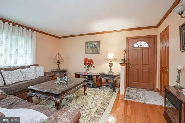 1955 BEYER AVE, Philadelphia, PA 19115