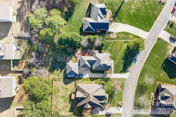 5244 Hickory Knoll LN, Mount Holly, NC 28120