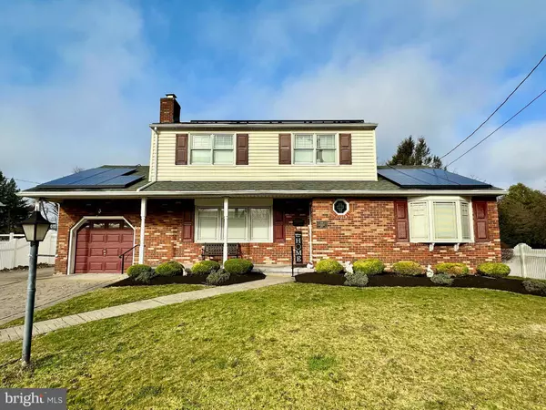 14 WOODLANE DR, Blackwood, NJ 08012