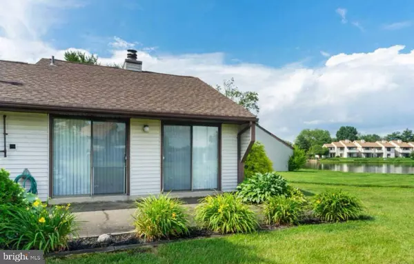 8 AZALEA LA, Mount Laurel, NJ 08054