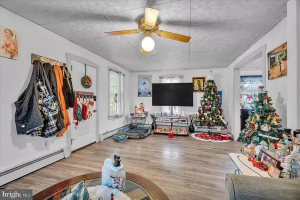 304 E LINDEN AVE, Lindenwold, NJ 08021