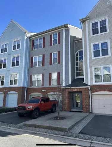 249 S Pickett St #302, Alexandria, VA 22304-4724