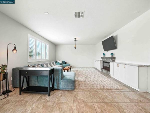 2433 Sanders Ln, Fairfield, CA 94533